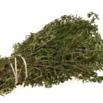 Pour celles et ceux qui ont l’habitude de sortir une jambe du drap en dormant : ce que cela révèle vraiment