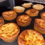 Chose à faire avant d’aller dormir : accrochez un cintre à la poignée de la porte !