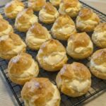 La plupart des gens jettent les vieux cadres en bois… grosse erreur. Attachez-en 4 ensemble aux coins et vous verrez, c’est génial !